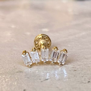 Kletterer Baguette 14K Gold Ohrstecker - Curved Helix Piercing - Kletterer Ohrstecker Piercing, Knorpel Piercing, Flat Back Tragus Ohrring