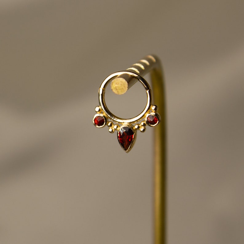 Garnet Pear Septum Ring with Garnet Stone in 14 Karat Yellow Gold Hinge Hoop Helix Piercing, Septum Clicker afbeelding 2