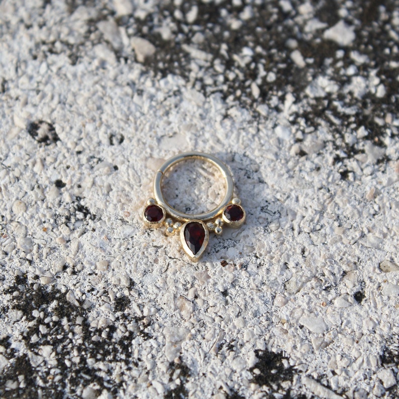 Garnet Pear Septum Ring with Garnet Stone in 14 Karat Yellow Gold Hinge Hoop Helix Piercing, Septum Clicker afbeelding 7