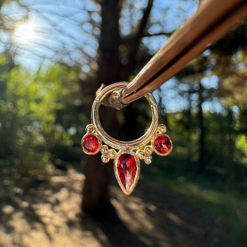 Garnet Pear Septum Ring with Garnet Stone in 14 Karat Yellow Gold Hinge Hoop Helix Piercing, Septum Clicker afbeelding 1