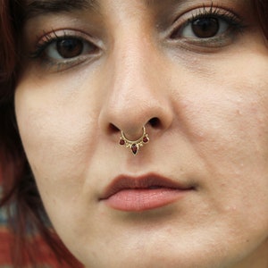 Garnet Pear Septum Ring with Garnet Stone in 14 Karat Yellow Gold Hinge Hoop Helix Piercing, Septum Clicker afbeelding 5