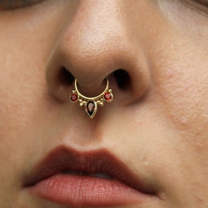 Garnet Pear Septum Ring with Garnet Stone in 14 Karat Yellow Gold Hinge Hoop Helix Piercing, Septum Clicker afbeelding 4