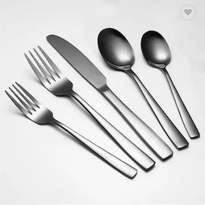 Puede incluir: Un juego de cinco cubiertos plateados, que incluye un cuchillo, dos tenedores y dos cucharas. Los cubiertos tienen un diseño moderno y elegante con un acabado cepillado.