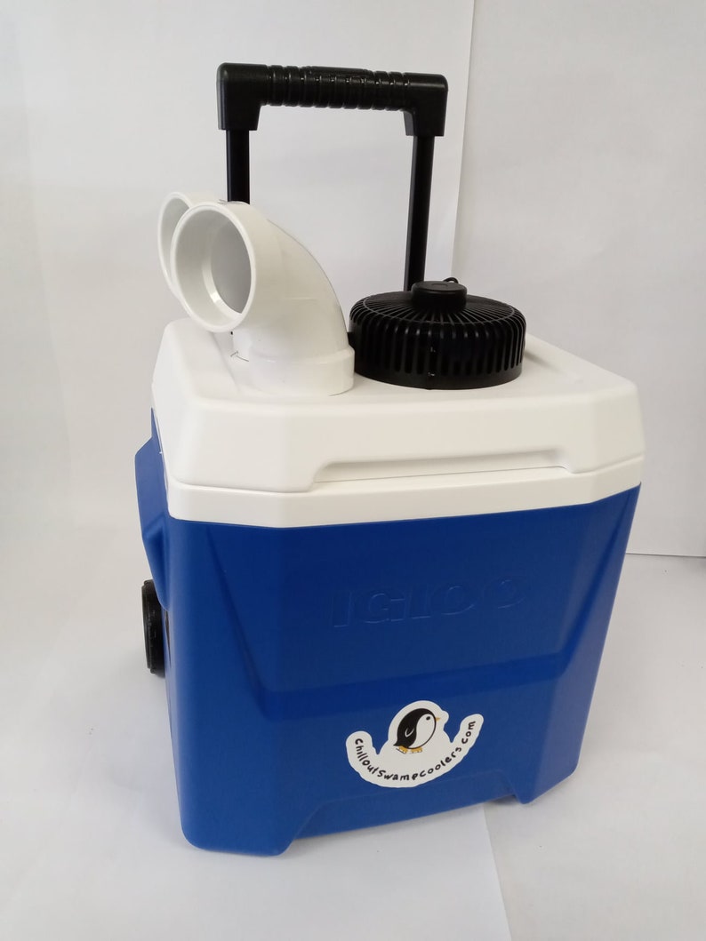 K&ouml;nnte beinhalten: Blauer und wei&szlig;er Igloo-K&uuml;hler mit schwarzem Griff und wei&szlig;en PVC-Rohren. Der K&uuml;hler hat einen schwarzen Deckel und einen Aufkleber mit einem Pinguin-Logo und dem Text "ChillOutSwampCoolers.com". Der K&uuml;hler hat R&auml;der f&uuml;r den einfachen Transport.