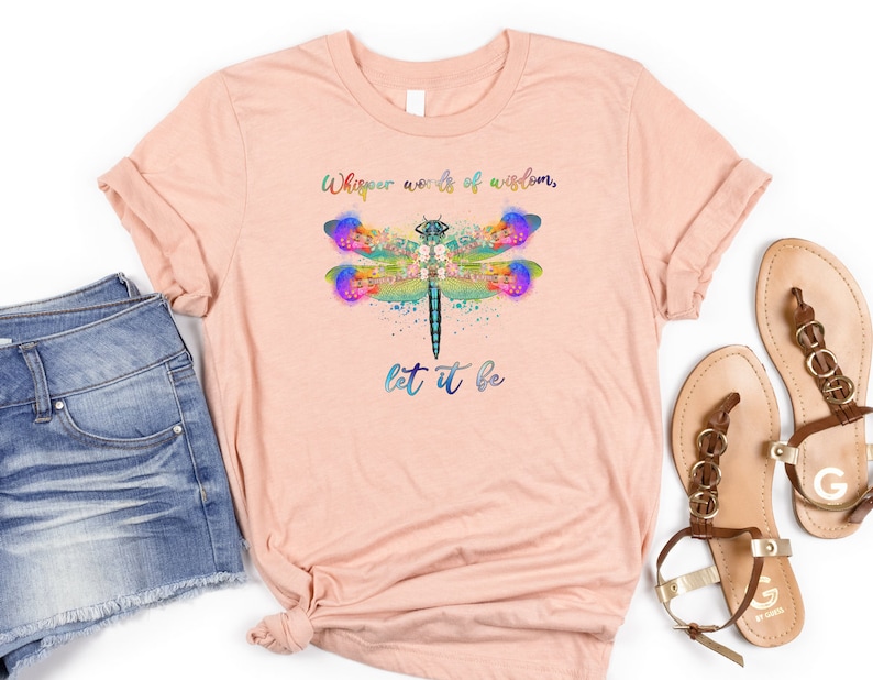 Letras de los Beatles Susurran palabras de sabiduría Déjalo ser camisa de libélula, Amantes de la música, Regalo de amantes de la música, Amante de la libélula, Camiseta hippie Heather Peach