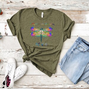 Puede incluir: Una camiseta verde con un dise&ntilde;o de lib&eacute;lula colorido y el texto "Si no puedes dejarlo ir, d&eacute;jalo ser".