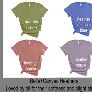 Puede incluir: Cuatro camisetas Bella+Canvas de color jaspeado en diferentes colores: verde jaspeado, azul Columbia jaspeado, malva jaspeado y morado jaspeado. El texto "Bella+Canvas Heathers" y "Loved by all for their softness and slight stretch." est&aacute; debajo de las camisetas.