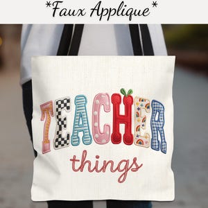 Könnte beinhalten: Eine weiße Tragetasche mit den gestickten Worten "TEACHER things" in bunten Farben. Die Buchstaben weisen verschiedene Muster auf, darunter karierte, gestreifte und Regenbogen-Designs. Die Tasche wird von einer Person gehalten.