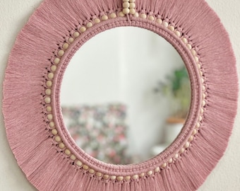 Grote roze macraméspiegel met kralen, boho kinderkamerdecoratie