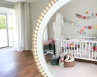 Witte ronde hangspiegel met kralen, grote houten spiegel, decoratie kinderkamer