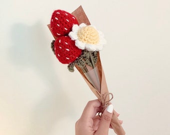 Bouquet fait main de fraises et de marguerites au crochet