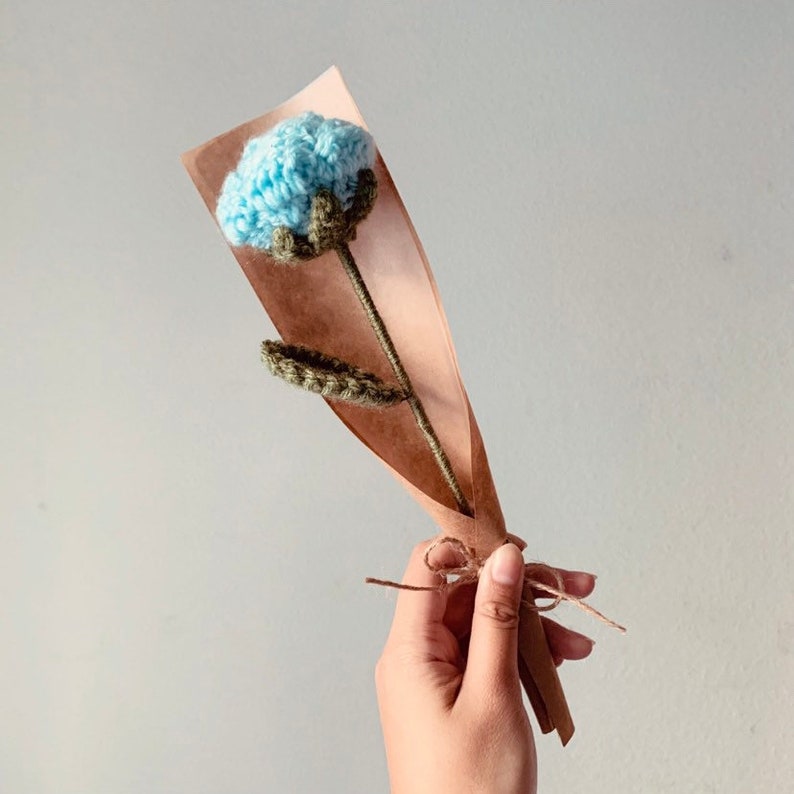 Fleur de rose faite main au crochet Bleu