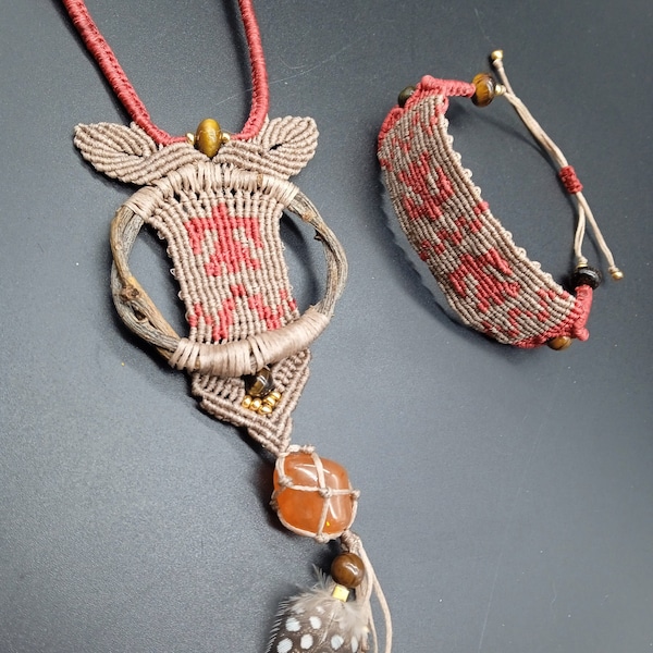 Parure en micromacramé d'inspiration amérindienne comprenant 1 collier et 1 bracelet ornés d'une cornaline et d'une très jolie plume