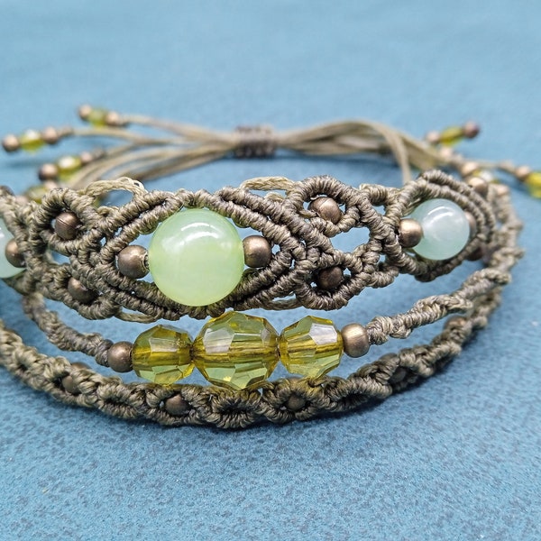 Bracelet en micro macramé vert kaki d'inspiration irlandaise orné de 3 jolies perles d'aventurine verte et plusieurs perles fantaisie.