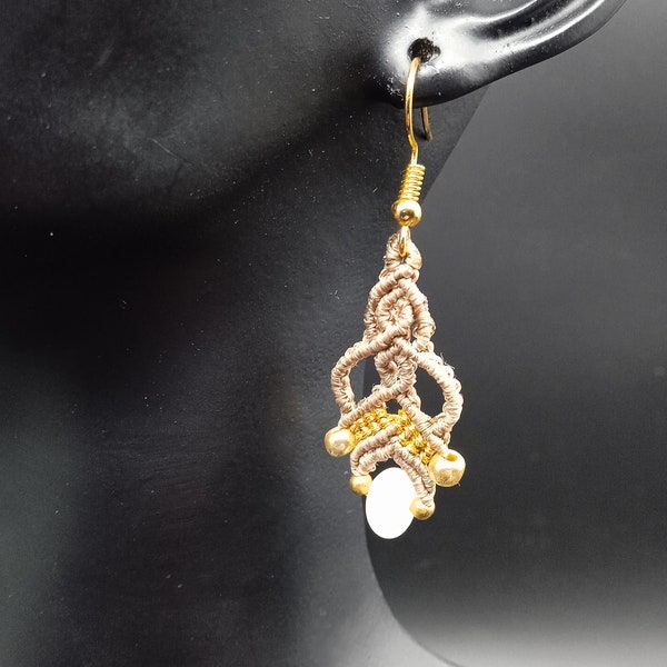 Paire de boucles d'oreille en macramé beige et doré avec une discrête perle de quartz rose. A s’offrir à soi-même