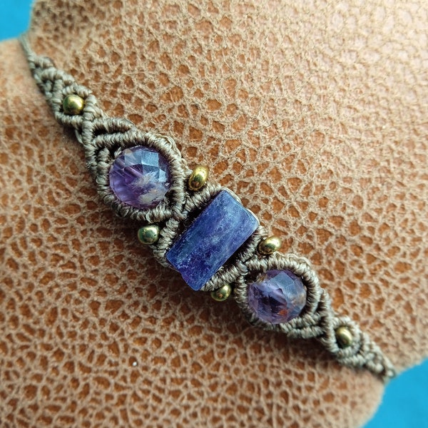 Bracelet en macramé beigne orné d'une belle pierre d'amétrine accompagnée de 2 perles d'améthyste taillées. Idéal pour faire un petit cadeau