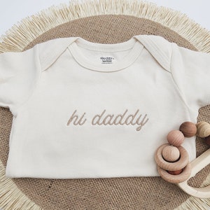 Embroidered Hi Daddy Onesie® Brand, Hello Daddy Bodysuit, Natural Baby Onesie® Pregnancy Announcement to Husband, Family, Mom Dad 106
