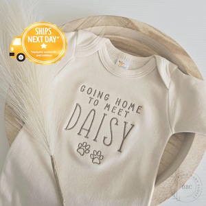 Mono de cachorro bordado "Going Home to Meet My Pups" de la marca, mono de mejor amigo nuevo, mono personalizado con nombre de perro, mono con nombre de perro Z14