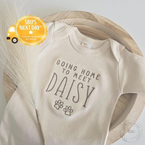 Mono de cachorro bordado "Going Home to Meet My Pups" de la marca, mono de mejor amigo nuevo, mono personalizado con nombre de perro, mono con nombre de perro Z14