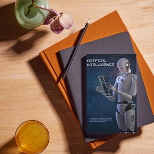 K&ouml;nnte beinhalten: Ein Stillleben mit einem Buch mit dem Titel &bdquo;ARTIFICIAL INTELLIGENCE&ldquo; mit einer Roboterillustration, das auf einem Stapel Notizb&uuml;cher liegt. Ein Bleistift, ein Glas Fl&uuml;ssigkeit und eine kleine Vase mit Blumen sind ebenfalls auf einer Holzoberfl&auml;che vorhanden.