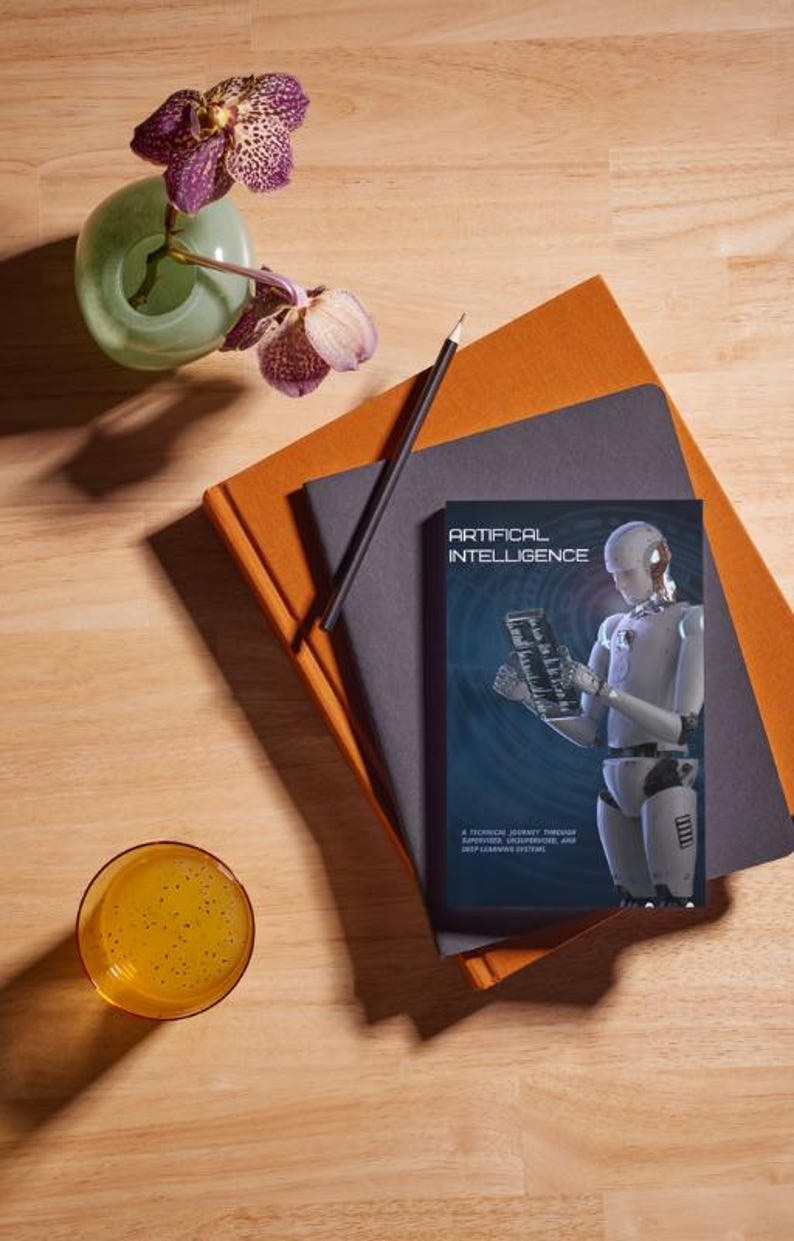 K&ouml;nnte beinhalten: Ein Stillleben mit einem Buch mit dem Titel &bdquo;ARTIFICIAL INTELLIGENCE&ldquo; mit einer Roboterillustration, das auf einem Stapel Notizb&uuml;cher liegt. Ein Bleistift, ein Glas Fl&uuml;ssigkeit und eine kleine Vase mit Blumen sind ebenfalls auf einer Holzoberfl&auml;che vorhanden.