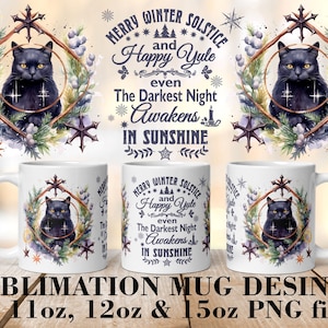 Peut inclure: Conception de sublimation pour une tasse en céramique blanche avec un chat noir assis dans une couronne de verdure d'hiver avec des étoiles et le texte "Joyeux solstice d'hiver et joyeux Yule même la nuit la plus sombre s'éveille dans le soleil".