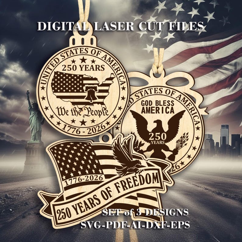 Peut inclure: Ensemble de trois motifs d&eacute;coup&eacute;s au laser en bois, c&eacute;l&eacute;brant les 250 ans des &Eacute;tats-Unis d'Am&eacute;rique. Chaque motif pr&eacute;sente des images patriotiques, dont le drapeau am&eacute;ricain, un aigle et le texte "250 Years of Freedom."