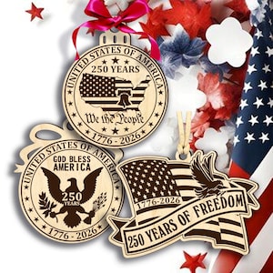 Peut inclure: Ornements en bois c&eacute;l&eacute;brant les 250 ans des &Eacute;tats-Unis d'Am&eacute;rique. Les ornements pr&eacute;sentent des motifs patriotiques, dont le drapeau am&eacute;ricain, un aigle et les textes "We the People" et "250 Years of Freedom". Les ornements sont en bois clair.