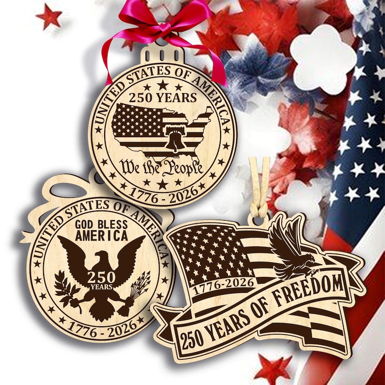 Peut inclure: Ornements en bois c&eacute;l&eacute;brant les 250 ans des &Eacute;tats-Unis d'Am&eacute;rique. Les ornements pr&eacute;sentent des motifs patriotiques, dont le drapeau am&eacute;ricain, un aigle et les textes "We the People" et "250 Years of Freedom". Les ornements sont en bois clair.