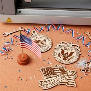 Peut inclure: Ornements patriotiques en bois avec le texte "United States of America" et "250 Years of Freedom". Un drapeau am&eacute;ricain et un ruban rouge, blanc et bleu sont &eacute;galement pr&eacute;sents. Les ornements sont sur une surface orange mouchet&eacute;e.