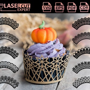 Könnte beinhalten: Satz mit acht schwarzen Cupcake-Verzierungen mit filigranen Spitzenmustern. Die Verzierungen sind halbkreisförmig und perfekt, um Ihren Cupcakes einen Hauch von Eleganz zu verleihen.