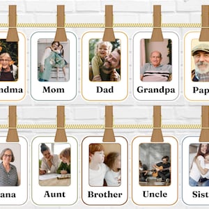 Op de afbeelding: Een set van tien fotolijsten met bruine houten clips die aan een touwtje hangen. Elk lijstje heeft een foto van een ander familielid en de naam eronder geschreven. De namen zijn: Oma, Moeder, Vader, Opa, Papaw, Nana, Tante, Broer, Oom en Zus.