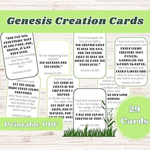 Puede incluir: Un conjunto de 29 tarjetas imprimibles con ilustraciones coloridas y texto del libro de Génesis. Las tarjetas representan escenas de la historia de la creación, incluyendo la creación de la luz, la tierra y las criaturas vivientes. El texto en las tarjetas está en un estilo de fuente tradicional e incluye el libro y el número del versículo.