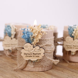Pu&ograve; includere: Portacandele in legno decorati con fiori secchi, spago e un'etichetta in legno personalizzata che recita "Battesimo di Dario 8 ottobre 2022".