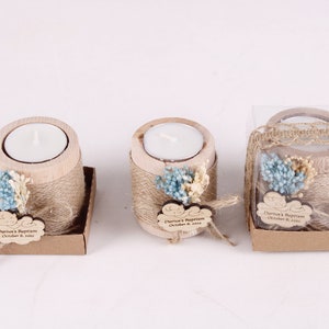 Pu&ograve; includere: Tre piccoli portacandele in legno con una candela tea light all'interno di ciascuno. I portacandele sono avvolti in spago e decorati con fiori secchi e un'etichetta personalizzata che dice "Battesimo di Darius, 8 ottobre 2023".