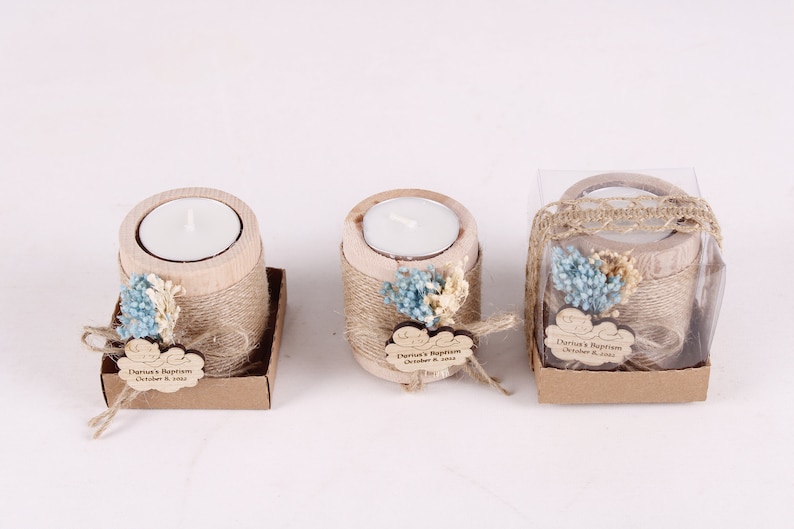 Pu&ograve; includere: Tre piccoli portacandele in legno con una candela tea light all'interno di ciascuno. I portacandele sono avvolti in spago e decorati con fiori secchi e un'etichetta personalizzata che dice "Battesimo di Darius, 8 ottobre 2023".
