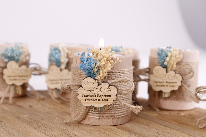 Pu&ograve; includere: Portacandele in legno decorati con fiori secchi, spago e un'etichetta in legno personalizzata che recita "Battesimo di Dario 8 ottobre 2022".