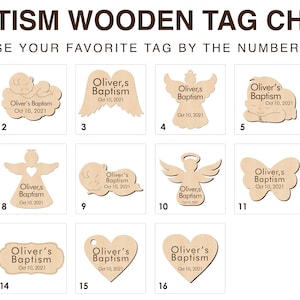 Pu&ograve; includere: Un grafico che mostra 16 diverse etichette di legno per battesimo con vari disegni, tra cui angeli, cuori, nuvole e farfalle. Ogni etichetta &egrave; contrassegnata dal numero 1 al 16 e include il testo "Oliver's Baptism" e una data.