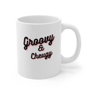 Puede incluir: Taza de cerámica blanca con texto negro que dice "Groovy & Cheugy" en una fuente retro. El texto tiene un contorno rosa.