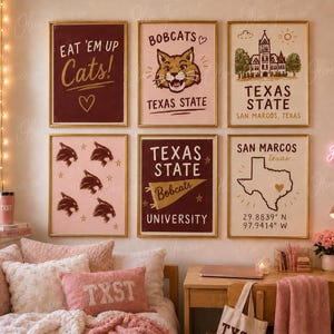 Puede incluir: Seis impresiones artísticas enmarcadas con el tema de la Universidad Estatal de Texas. Las impresiones presentan el texto "Eat 'Em Up Cats!", un gato montés, el edificio de la universidad y un mapa de Texas. La combinación de colores incluye granate, rosa y dorado.