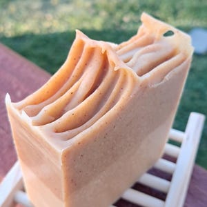Pain de savon au lait de chèvre et au curcuma pour le visage et le corps