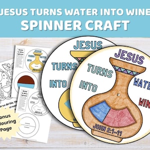 Può includere: Un kit artigianale con il testo "JESUS TURNS WATER INTO WINE SPINNER CRAFT". Il kit include pagine da colorare e spinner circolari con un'illustrazione di vaso. Gli spinner hanno le parole "JESUS TURNS INTO WATER WINE" e "JOHN 2:1-11".