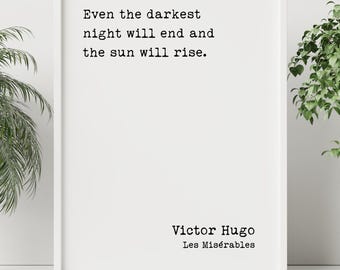 Stampa con citazione di Victor Hugo: "Anche la notte più buia finirà..." Arte murale ispiratrice di Les Misérables, tipografia minimalista in bianco e nero