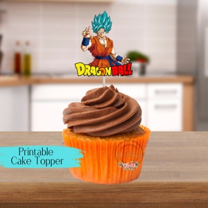 Pode incluir: Topper de bolo imprim&iacute;vel com um personagem de desenho animado com cabelo azul e uma roupa amarela e laranja. O personagem est&aacute; segurando uma pose com uma m&atilde;o levantada. O texto "DRAGON BALL" est&aacute; impresso em letras vermelhas, amarelas e pretas. O topper est&aacute; em cima de um cupcake de chocolate com cobertura laranja.