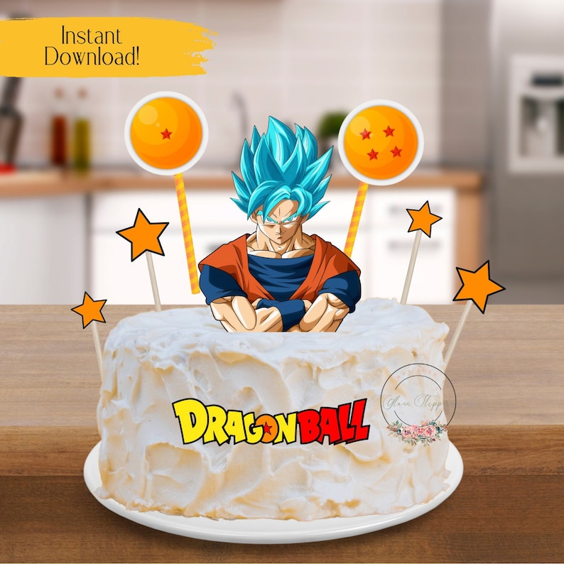 Pode incluir: Um bolo branco decorado com um personagem de anime de cabelo azul, estrelas laranja e as palavras "Dragon Ball".