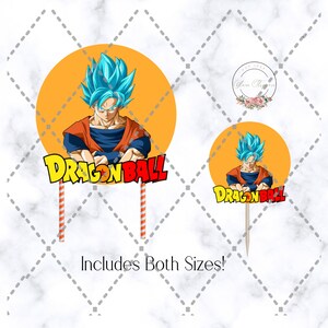 Pode incluir: Dois toppers redondos para bolos com um personagem de anime com cabelo azul e um traje vermelho e azul. O personagem est&aacute; de p&eacute; com os bra&ccedil;os cruzados. O topper maior tem o texto "DRAGON BALL" em letras vermelhas e amarelas. O topper menor tem o texto "DRAGON BALL" em letras vermelhas e amarelas. O texto "Inclui ambos os tamanhos!" est&aacute; abaixo dos toppers.