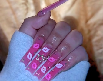 Uñas postizas de lujo con corazones rosas: uñas largas con purpurina para San Valentín