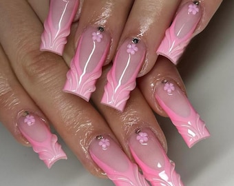 Uñas postizas de lujo con flores 3D: uñas de gel ombré francesas rosas