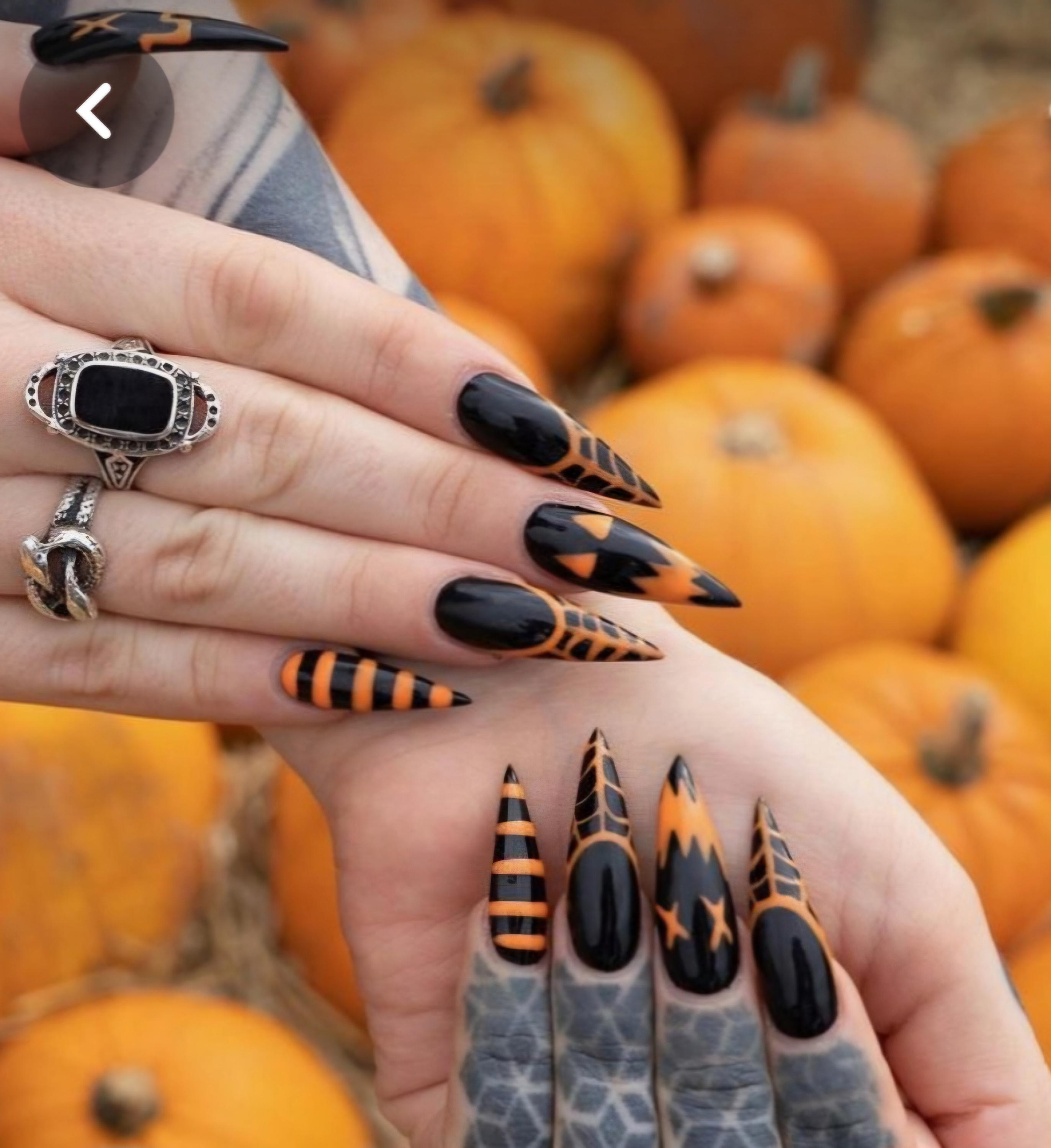 豪華なハロウィンオレンジブラックのプレスオンネイル：不気味な