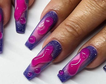 Uñas postizas de lujo con aura morada: uñas cuadradas con purpurina Y2K